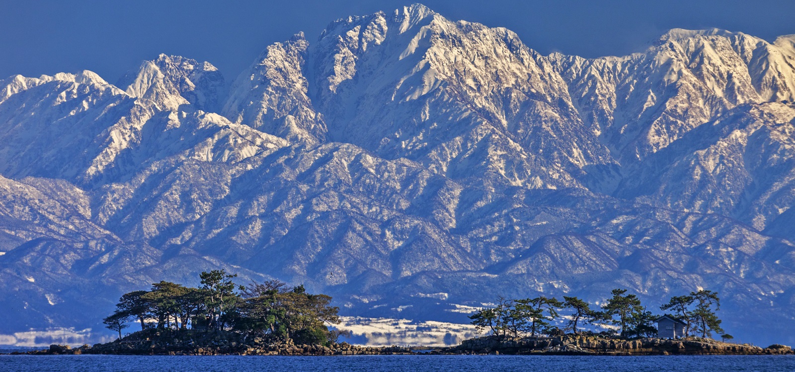 富山県氷見市から望む立山連峰